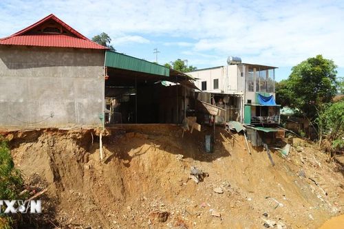 Nghệ An: Hàng trăm ngôi nhà nằm cheo leo bên vực sông sau khi lũ dữ quét qua