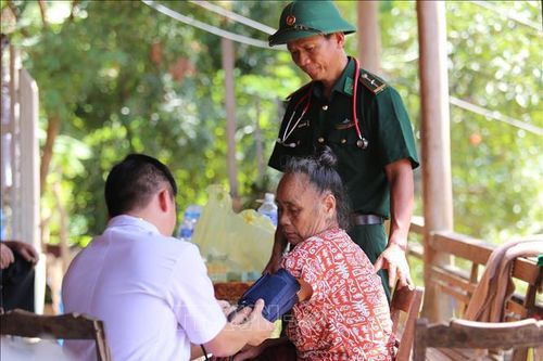 Nỗ lực chăm sóc sức khỏe cho đồng bào vùng lũ ở Nghệ An