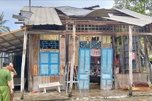 Dông lốc bất ngờ tại Cà Mau, 15 căn nhà bị thiệt hại