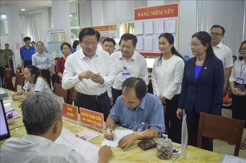 Đồng chí Phan Đình Trạc kiểm tra vận hành Trung tâm phục vụ hành chính công phường Long Khánh, Đồng Nai