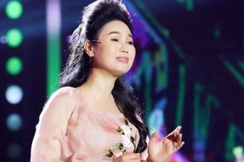 Nữ ca sĩ dòng nhạc quê hương từng bị đồn qua đời, hôn nhân kín tiếng bên chồng doanh nhân ở tuổi U60