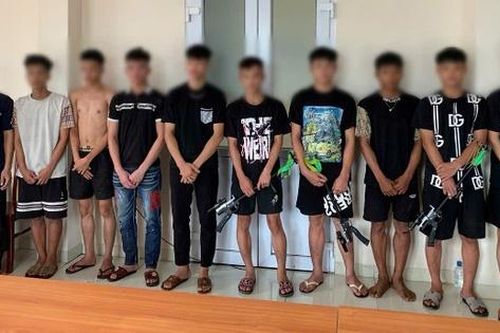 Khởi tố 2 nhóm đối tượng cầm theo hung khí rượt đuổi nhau trên đường