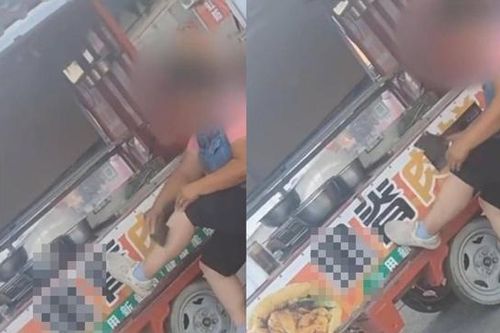 Ngồi bán hàng rong ven đường, người phụ nữ có hành động gây sốc