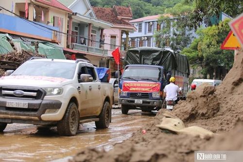 Từng đoàn xe mang yêu thương đến với bà con vùng lũ
