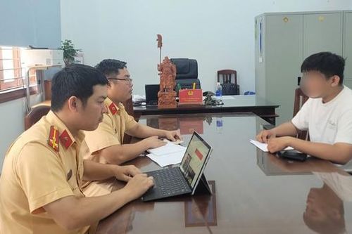 Xử phạt nam thanh niên điều khiển xe máy buông cả hai tay trên phố
