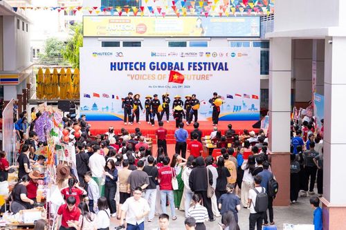 Sinh viên HUTECH 'check-in' toàn cầu qua lễ hội văn hóa HUTECH Global Festival 2025
