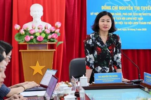 Chủ tịch Hội LHPN Việt Nam Nguyễn Thị Tuyến làm việc với Hội LHPN TP Huế
