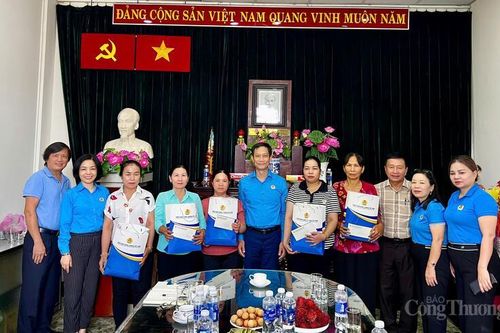 Công đoàn Công Thương trao quà tri ân gia đình liệt sĩ tại Công ty Phú Lâm