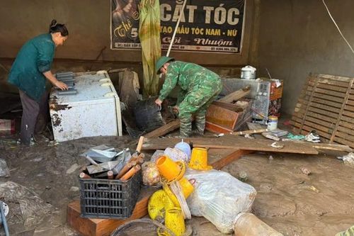 Tất bật khôi phục cuộc sống sau lũ ở miền tây Nghệ An
