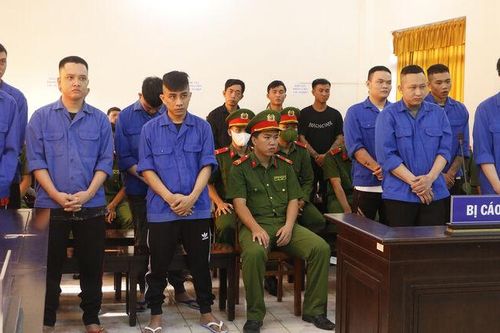 Hai nhóm hỗn chiến, 14 bị cáo lãnh hơn 91 năm tù