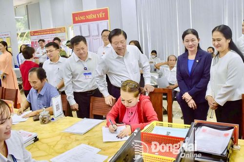 Trưởng ban Nội chính Trung ương Phan Đình Trạc thăm Trung tâm Phục vụ hành chính công phường Long Khánh