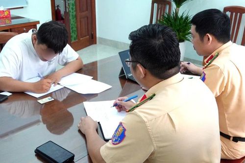 Gia Lai: Làm rõ, xử phạt hành vi vừa chạy xe máy vừa sử dụng điện thoại