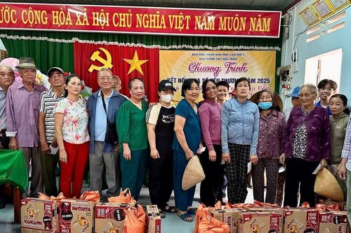 Tặng quà cho người dân khó khăn xã Tuy Phước
