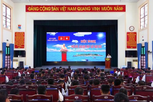 Phổ biến, giáo dục pháp luật cho hơn 300 cán bộ, chiến sĩ