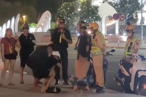 Nhóm thanh, thiếu niên bị phạt 'thụt dầu' vì không đội mũ bảo hiểm