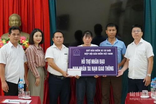 Hỗ trợ 90 triệu đồng cho hai gia đình nạn nhân tai nạn giao thông