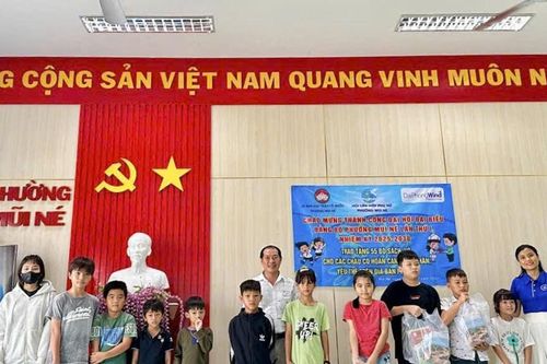 Tặng 55 bộ sách, vở cho học sinh khó khăn phường Mũi Né