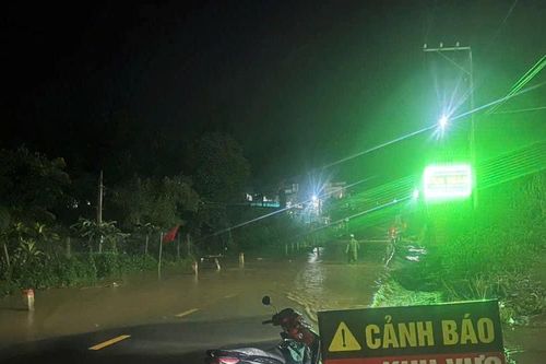 Bảo Lâm 3: Cống ngầm bị ngập, các lực lượng trực xuyên đêm hướng dẫn người dân