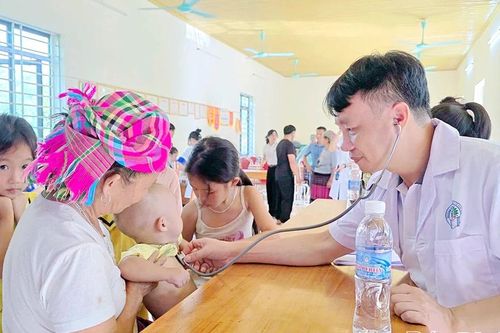 Khám bệnh, tư vấn sức khỏe, cấp thuốc miễn phí cho người cao tuổi, trẻ em tại xã Thu Cúc