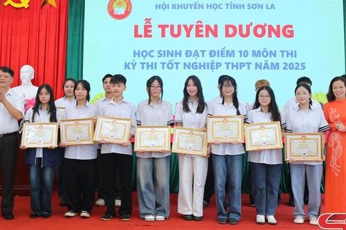 Tuyên dương 154 học sinh đạt điểm 10 kỳ thi tốt nghiệp THPT