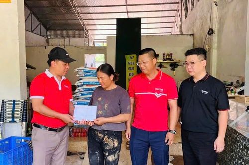 Viettel hỗ trợ người dân Sơn La duy trì liên lạc trong mưa lũ