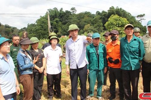 Đồng chí Phó Chủ tịch UBND tỉnh Sơn La kiểm tra tình hình sạt lở tại xã Nậm Lầu