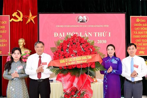 Đặc biệt chú trọng công tác xây dựng chi bộ trong sạch, vững mạnh, gương mẫu