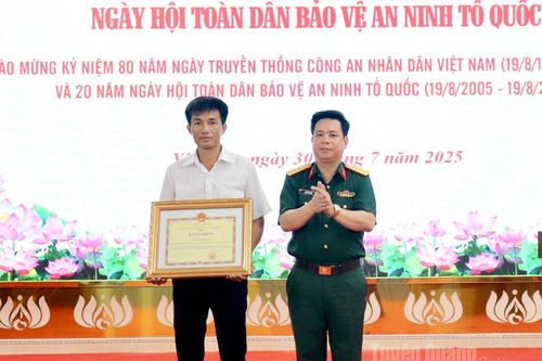 Chỉ huy trưởng Bộ CHQS tỉnh Lại Tiến Giang dự Ngày hội Toàn dân bảo vệ an ninh Tổ quốc xã Yên Sơn