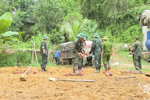 Bộ đội Cụ Hồ sát cánh cùng dân xóa nhà tạm