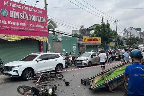 Xe máy va chạm xe lôi, thanh niên tử vong