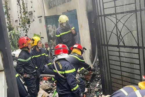 TP.HCM: Cháy nhà lúc rạng sáng, hai cụ bà được cứu kịp thời