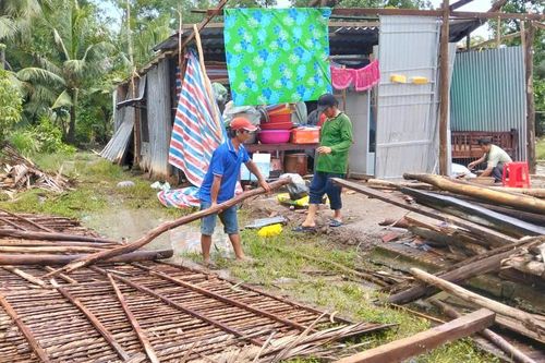 Dông lốc làm sập, tốc mái 20 căn nhà ở Cà Mau