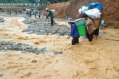 Vượt sông, băng rừng đưa nhu yếu phẩm đến với đồng bào bị cô lập ở xã Nhôn Mai