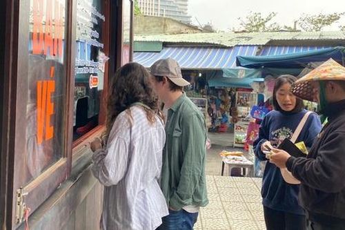 Đà Nẵng kiên quyết xử lý người bán hàng rong đeo bám, chèo kéo du khách