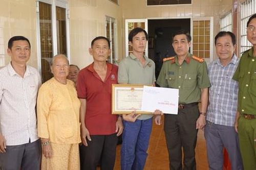 Cà Mau: Tặng bằng khen cho Tổ phó tổ an ninh bị thương khi làm nhiệm vụ