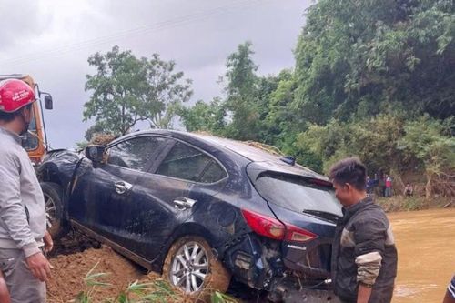 Quảng Trị: Trục vớt chiếc ô tô chở 4 người vượt rào chắn trong lũ và bị cuốn trôi