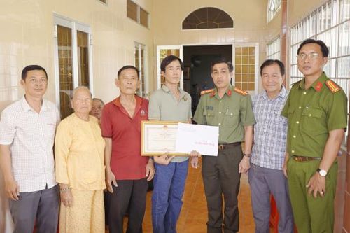 Khen thưởng cá nhân có thành tích xuất sắc đấu tranh, phòng chống tội phạm