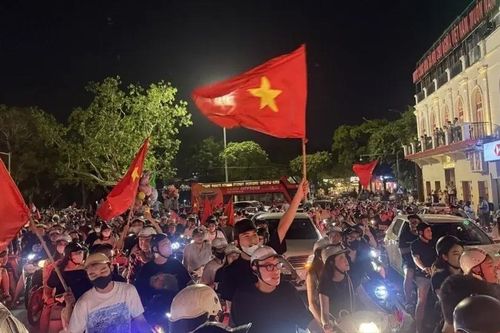 Người dân Thủ đô đổ ra đường ăn mừng U23 Việt Nam vô địch