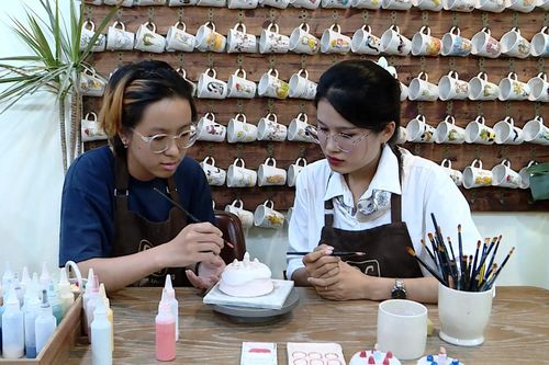 GenZ rủ nhau nặn gốm 'chữa lành'