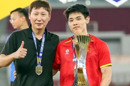 Đình Bắc giành danh hiệu Cầu thủ xuất sắc nhất giải