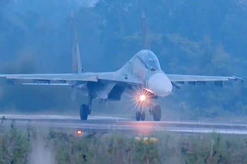 'Hổ mang chúa' Su-30MK2 hợp luyện diễu binh trên bầu trời Hà Nội