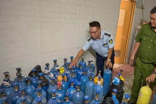 Hàng trăm bình khí cười không rõ nguồn gốc bị phát hiện