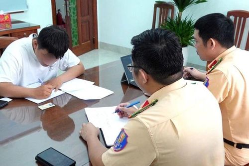 Vừa lái xe vừa xỉa răng trên đường phố, thanh niên chơi ngông nhận cái kết không thể khác