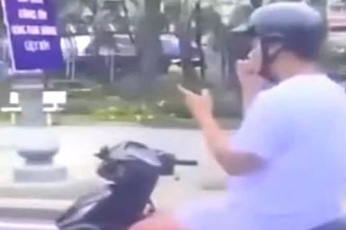Chạy xe máy buông tay để xỉa răng và dùng điện thoại, thanh niên bị phạt nghiêm