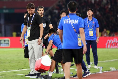 U23 Việt Nam rải chai nước ngăn đòn ném biên 'sát thủ' của U23 Indonesia?