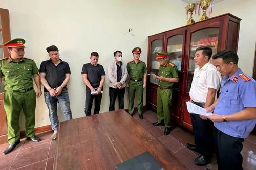 Bắt 3 thanh niên lao vào phòng khám ở Quảng Trị đánh người