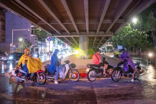 Sấm chớp rền vang giữa cơn mưa lớn, người Hà Nội phải trú tạm gầm cầu