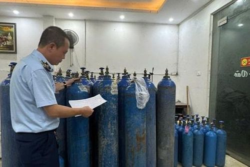 Quản lý thị trường Hà Nội thu giữ hàng trăm bình khí N2O không rõ nguồn gốc