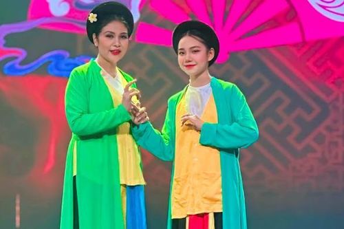 Ca sĩ nhí hát xẩm cùng NSND Thanh Ngoan gây 'bão' mạng xã hội là ai?
