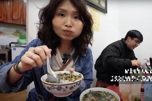 Khách Trung Quốc lần đầu thử món bánh dân dã ở Hà Nội, ngỡ ngàng vì 'ngon khủng khiếp'